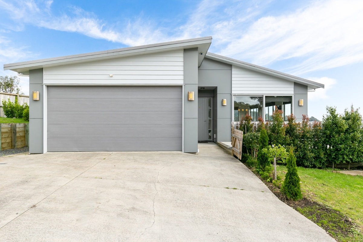 6 Polestar Lane, Whitby, Porirua - Carousel 1