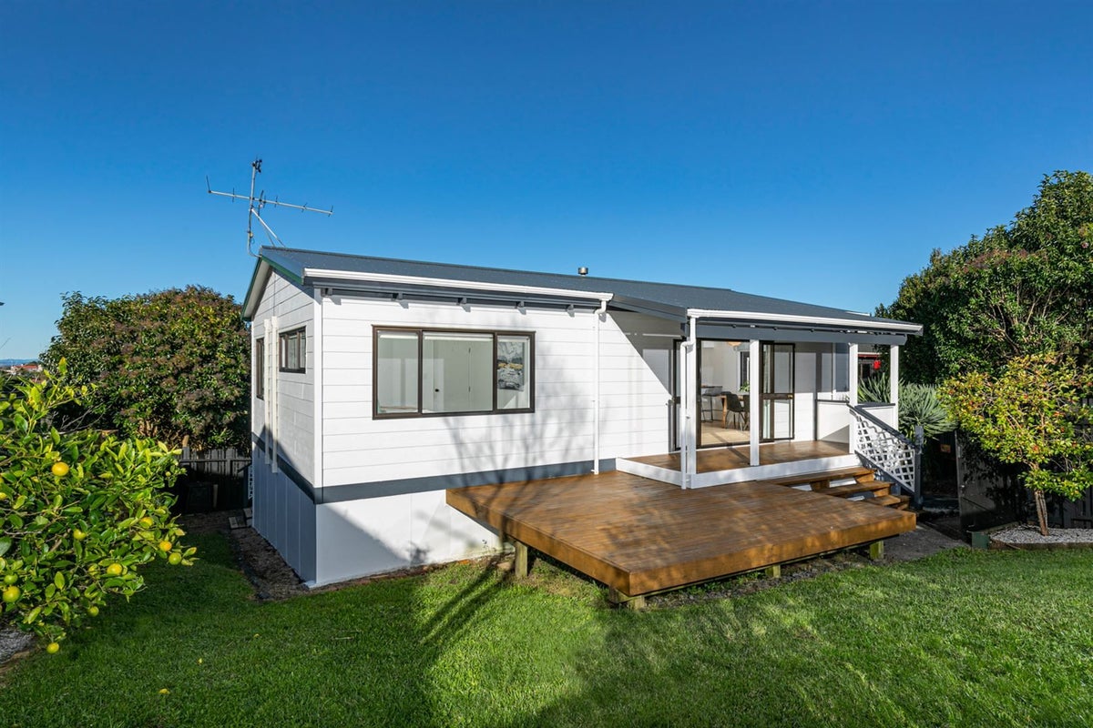 1/130 Golf Road, Titirangi, Auckland - Carousel 1