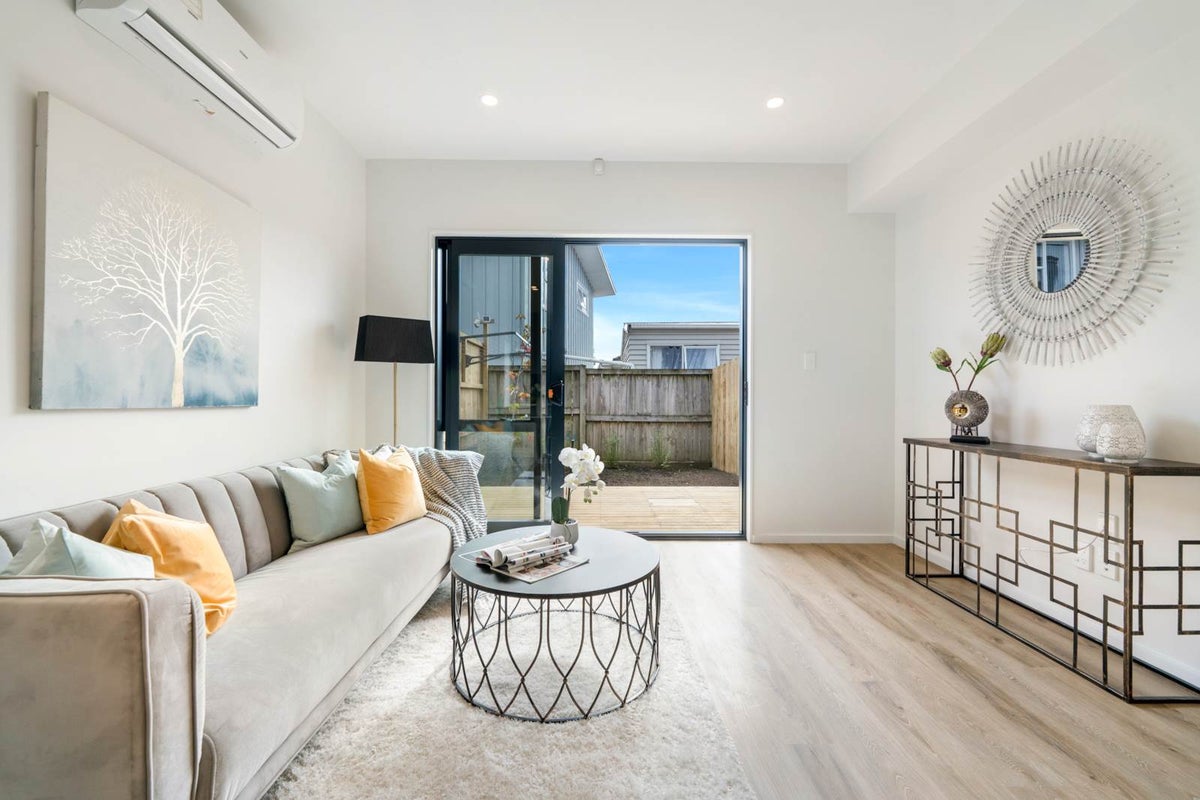 7/285 Te Atatu Road, Te Atatu South, Auckland - Carousel 1