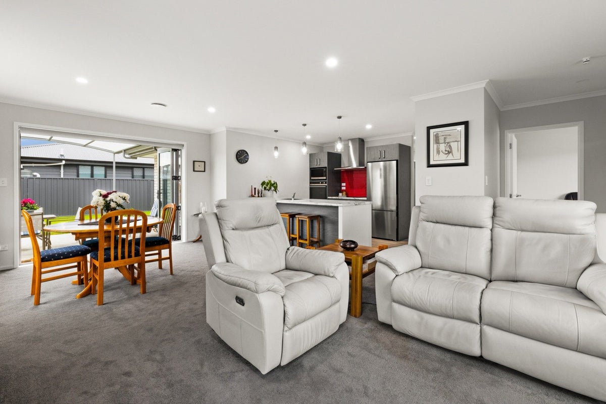 606 Lyndhurst Road, Frimley, Hastings - Carousel 2