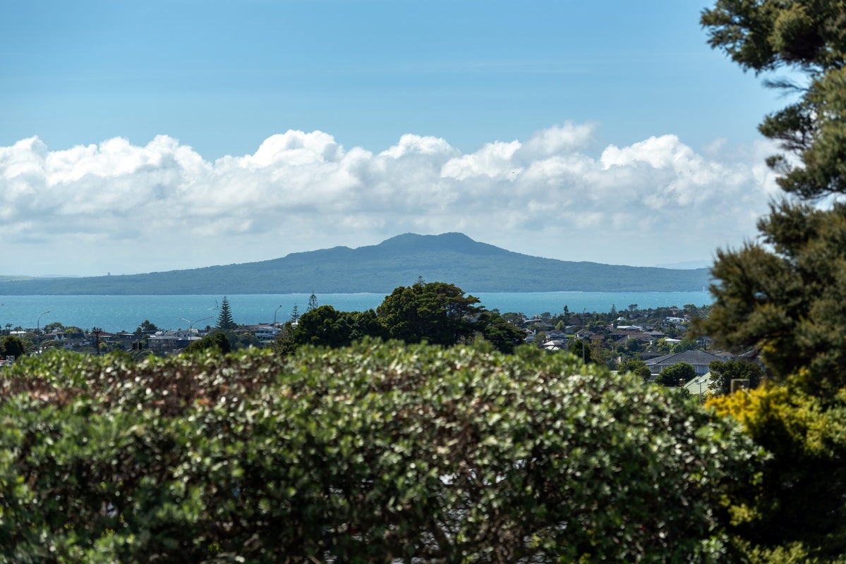 13 Windsor Place, Windsor Park, Auckland - Carousel 2