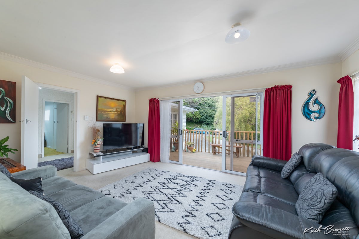 20 Mahoe Street, Tawa, Wellington - Carousel 2