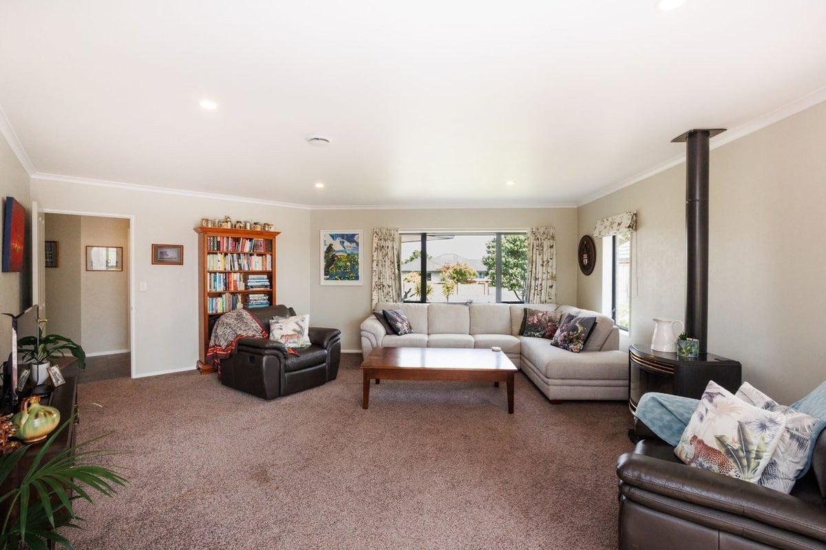 147 Pacific Drive, Fitzherbert, Palmerston North - Carousel 2