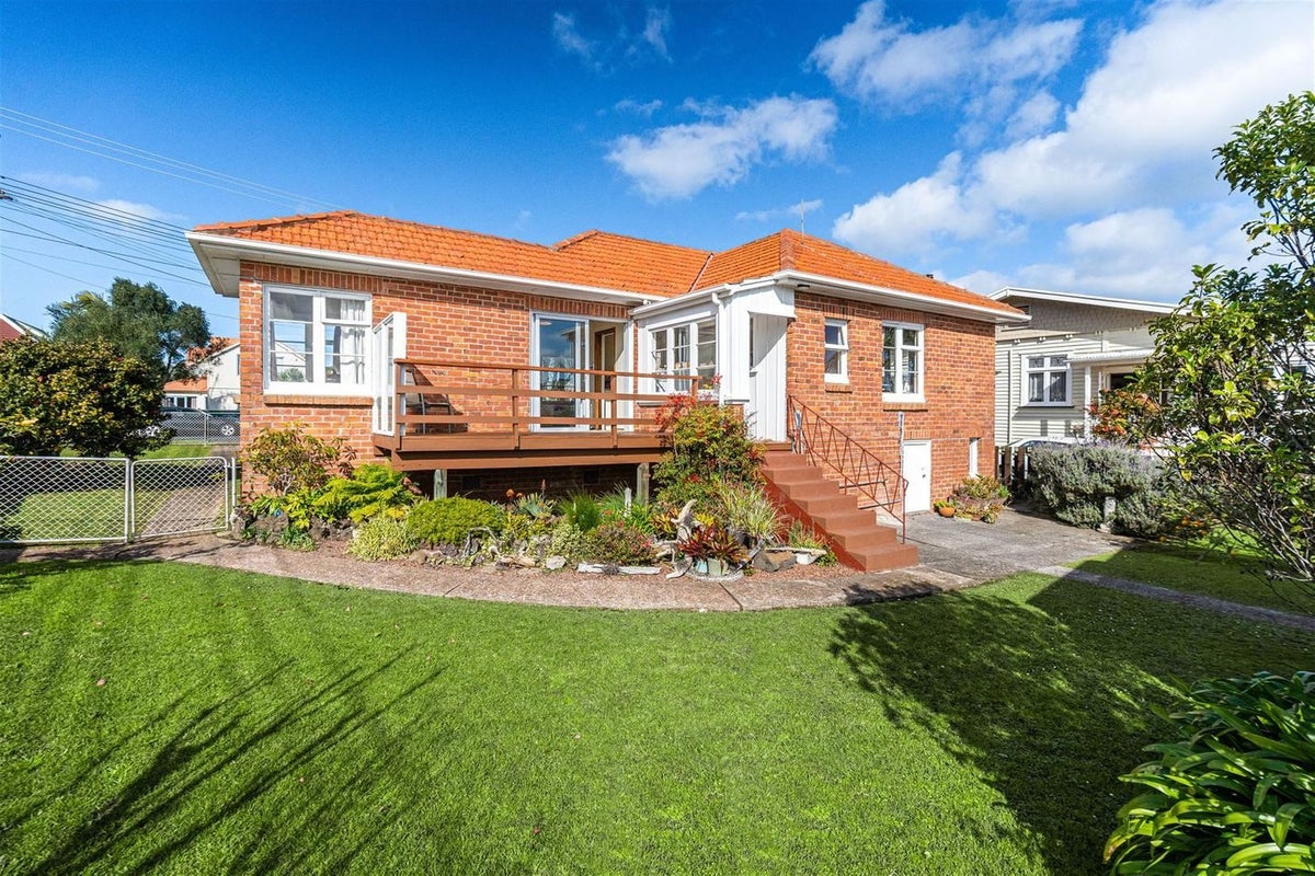52 Old Lake road, Belmont, North Shore City, Auckland - Carousel 1