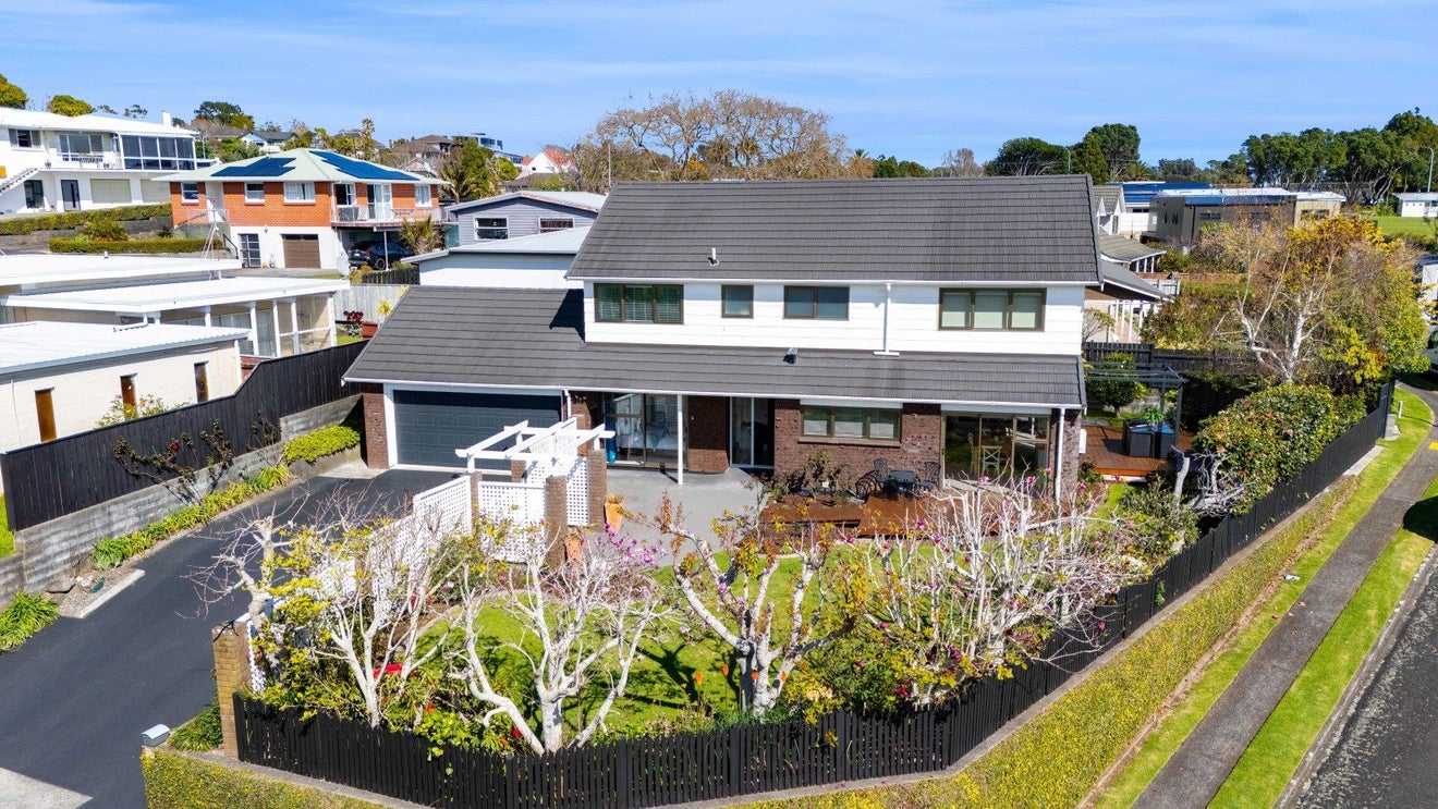 11 Leatham Avenue, Strandon, New Plymouth - Carousel 1