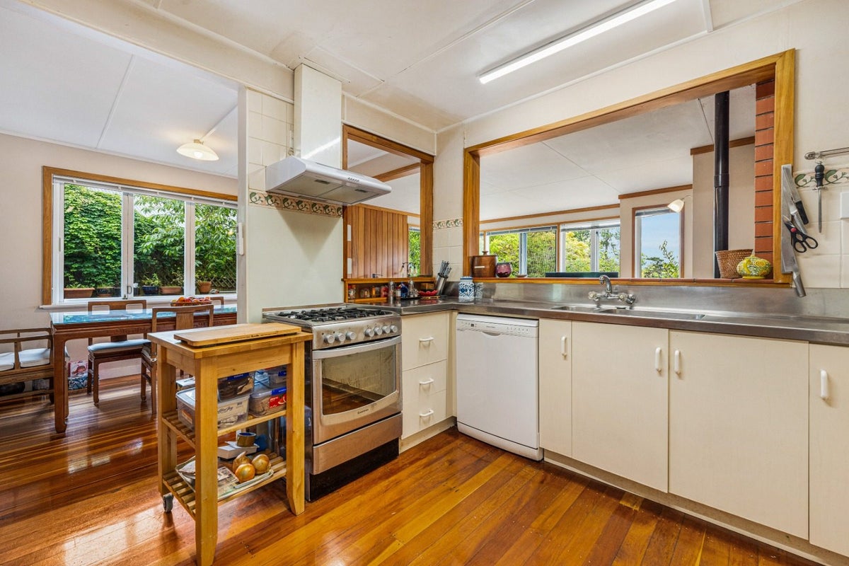 42 Clifton Terrace, Fitzherbert, Palmerston North - Carousel 2