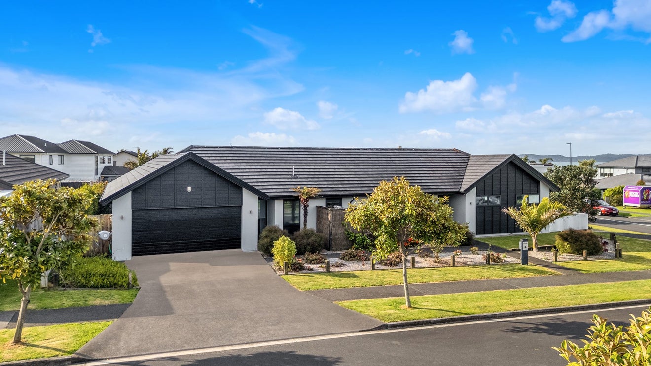 18 Reliance Crescent, Beachlands, Auckland - Carousel 1