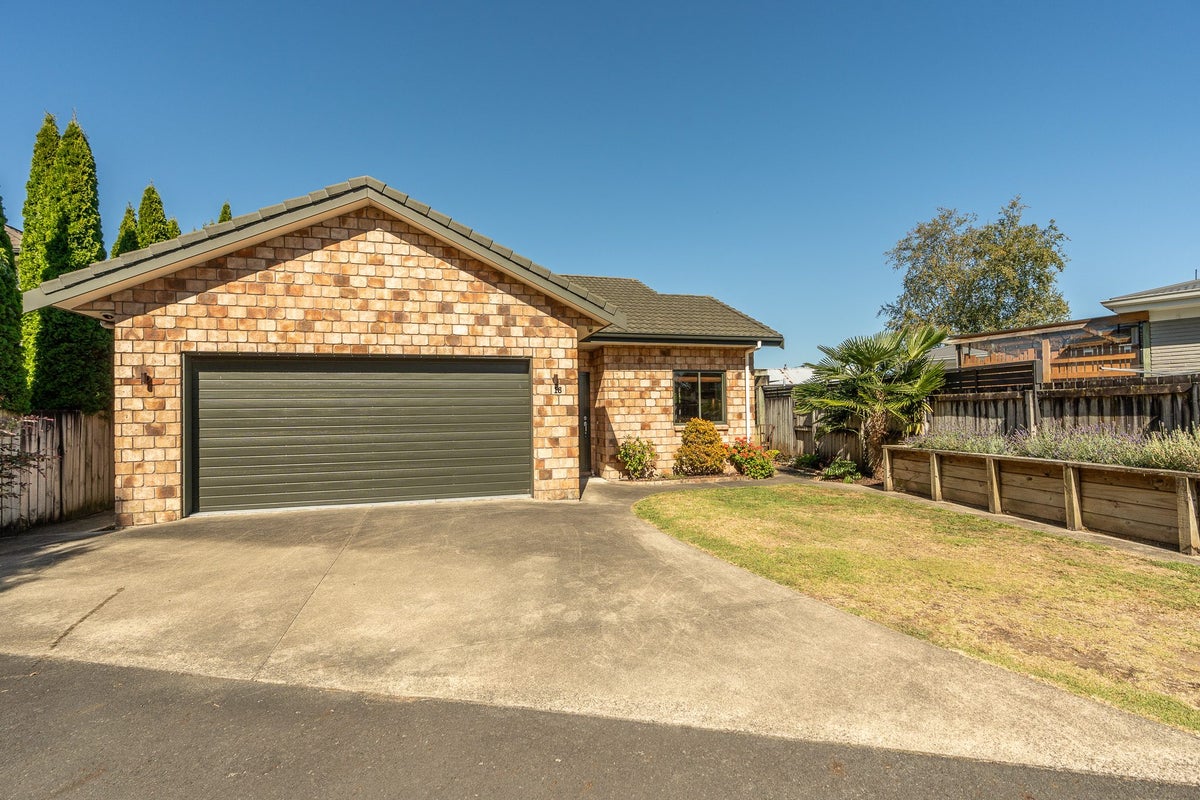 16 Gordon Street, Hillcrest, Hamilton - Carousel 1
