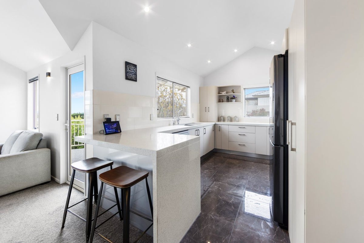 4 Somerton Rise, Westmorland, Christchurch - Carousel 2