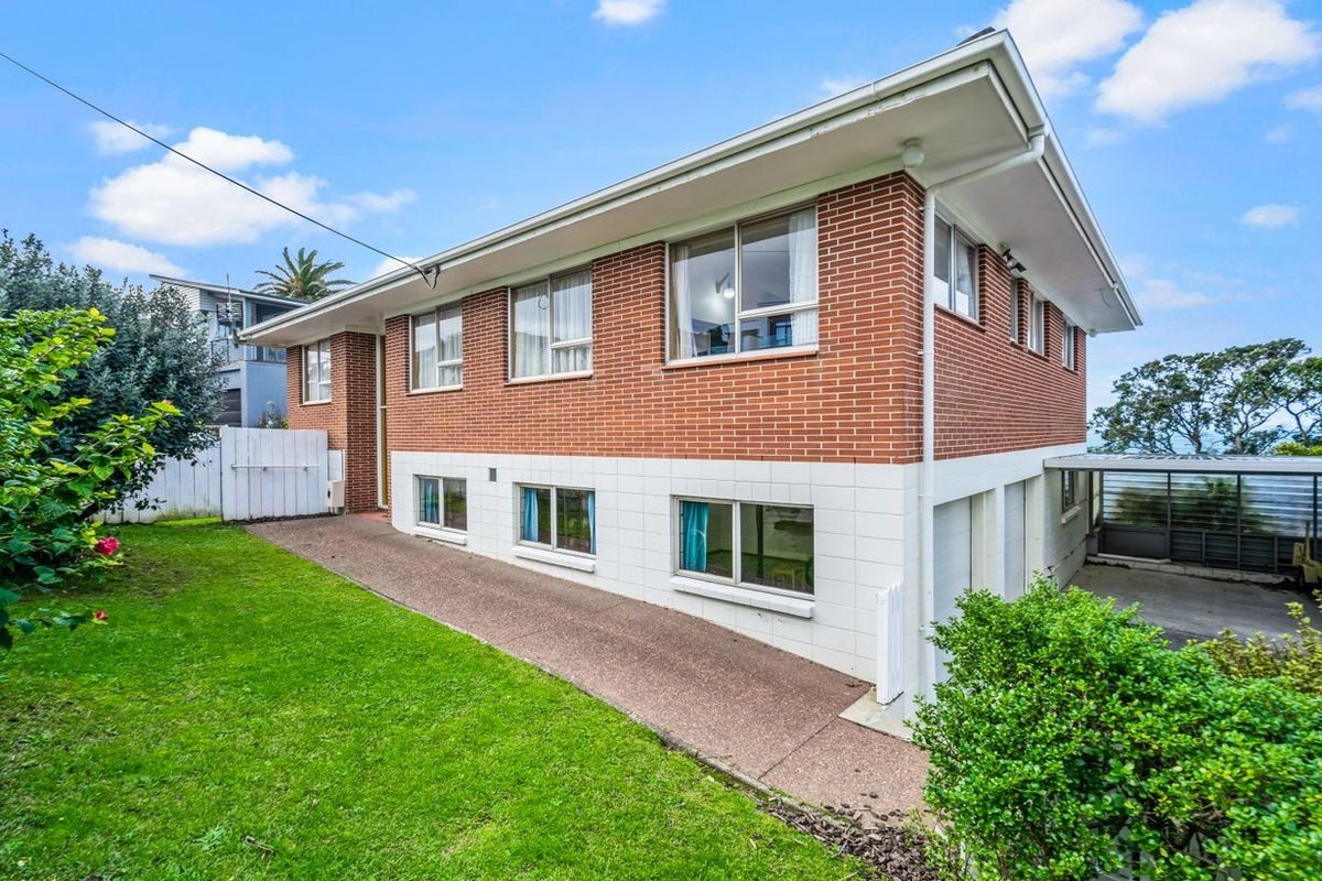 26 Masterton Road, Rothesay Bay, Auckland - Carousel 1