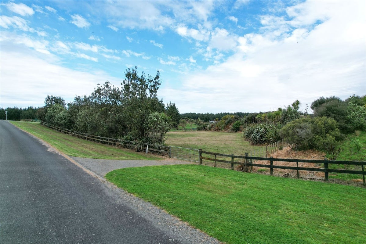 18 Awarangi Rise, Oratia, Auckland - Carousel 2