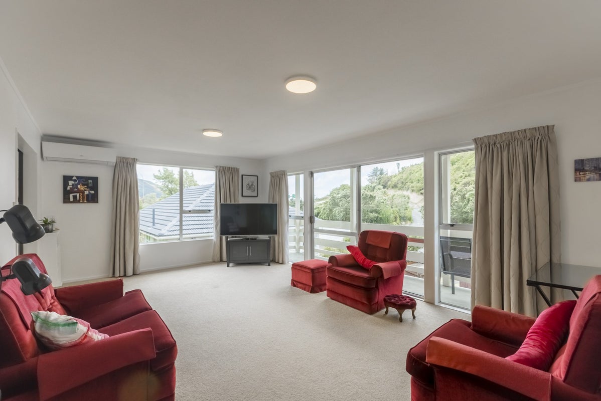 40A Collins Avenue, Tawa, Wellington - Carousel 2