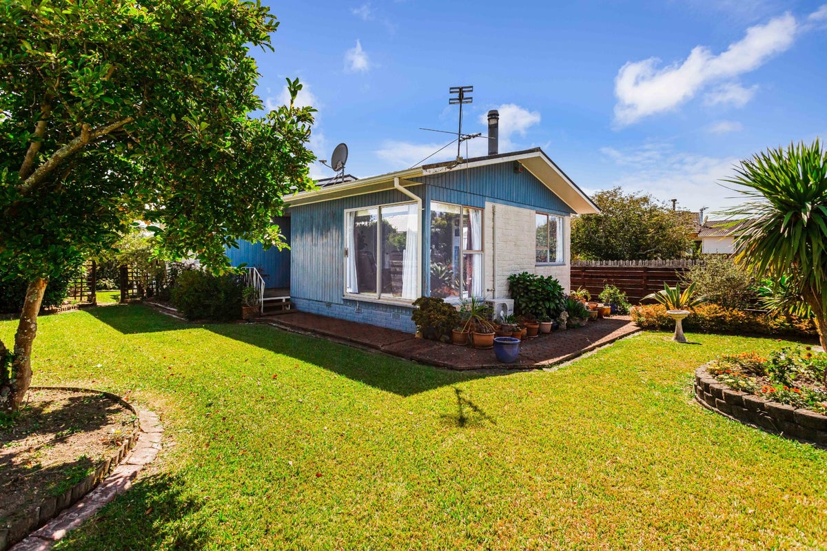 11 Newland Grove, Henderson, Auckland - Carousel 2