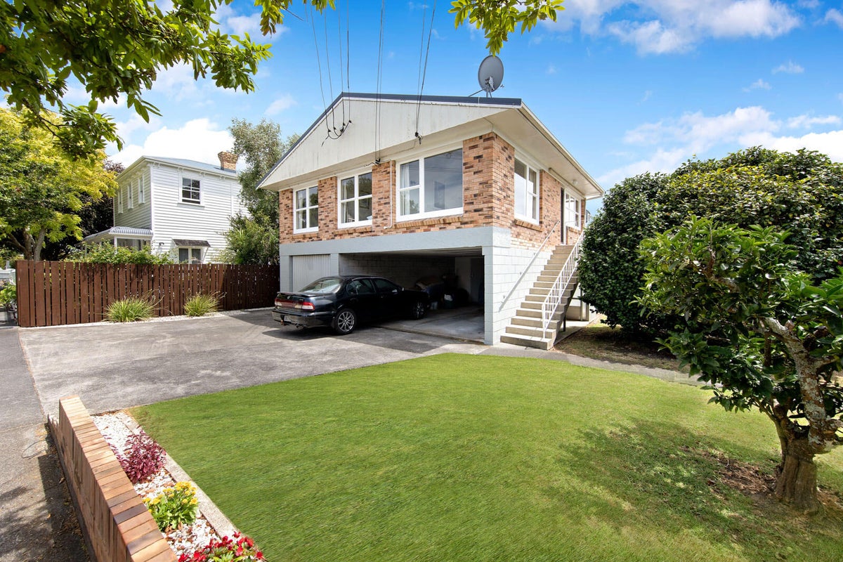1/12 Wainui Avenue, Point Chevalier, Auckland - Carousel 1