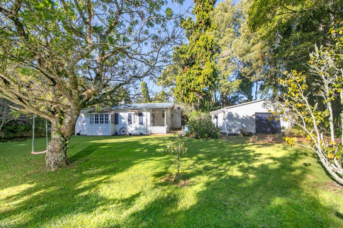 22 Bush Road, Waiatarua, Auckland - Carousel 1
