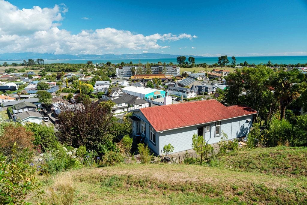 83 Tahunanui Drive, Tahunanui, Nelson - Carousel 1