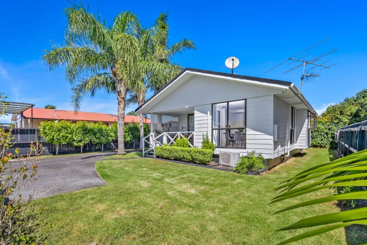 1/6 Yeovil Road, Te Atatū Peninsula, Auckland - Carousel 2
