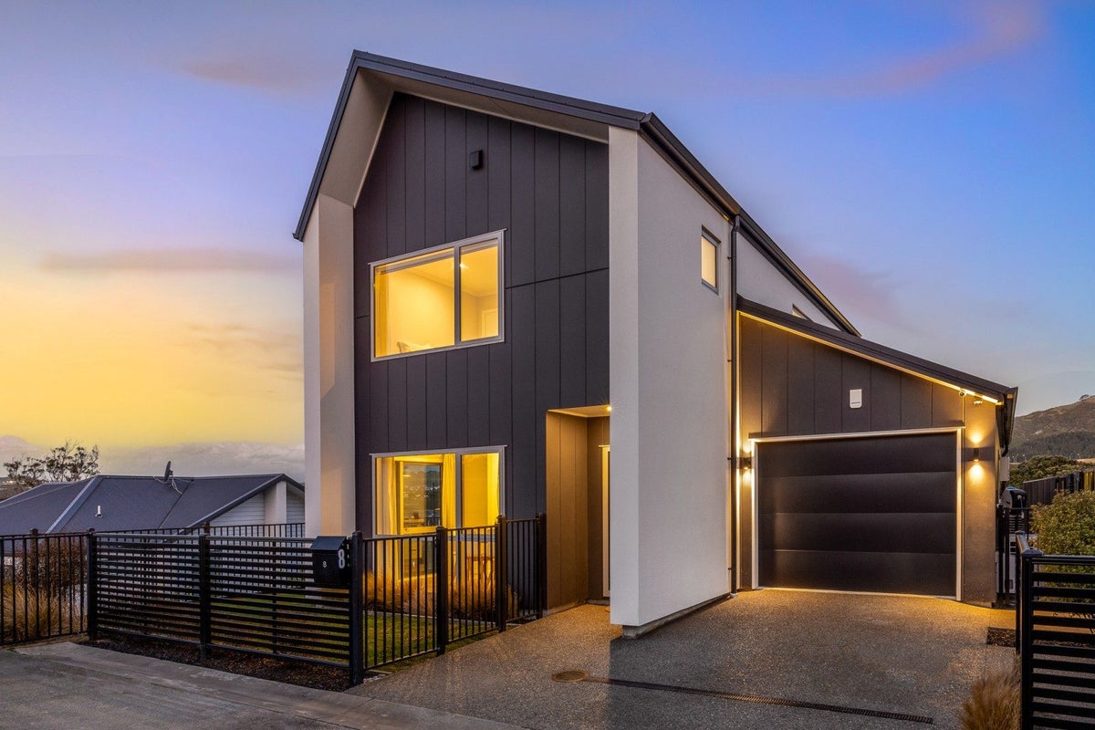 8 Hokioi Drive, Kenepuru, Porirua, Wellington - Carousel 1
