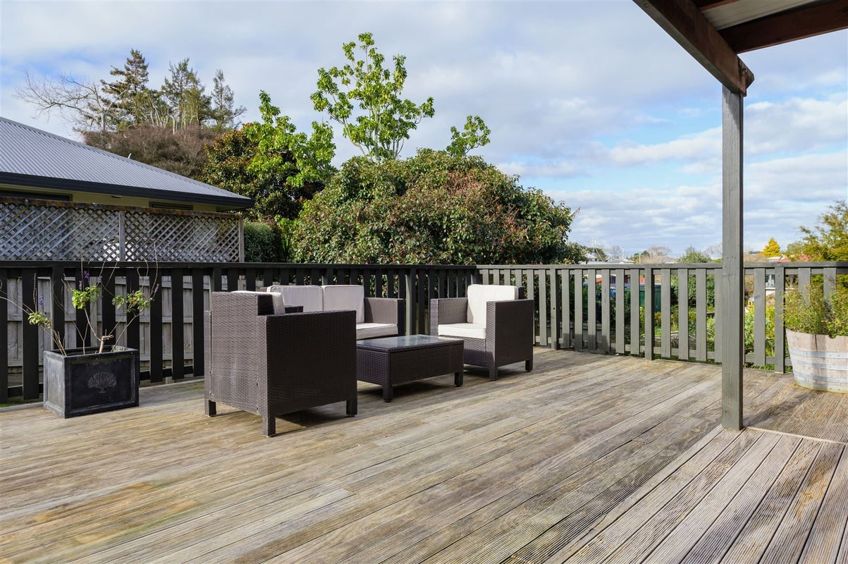 8 Surrey Lane, Glenview, Hamilton - Carousel 2