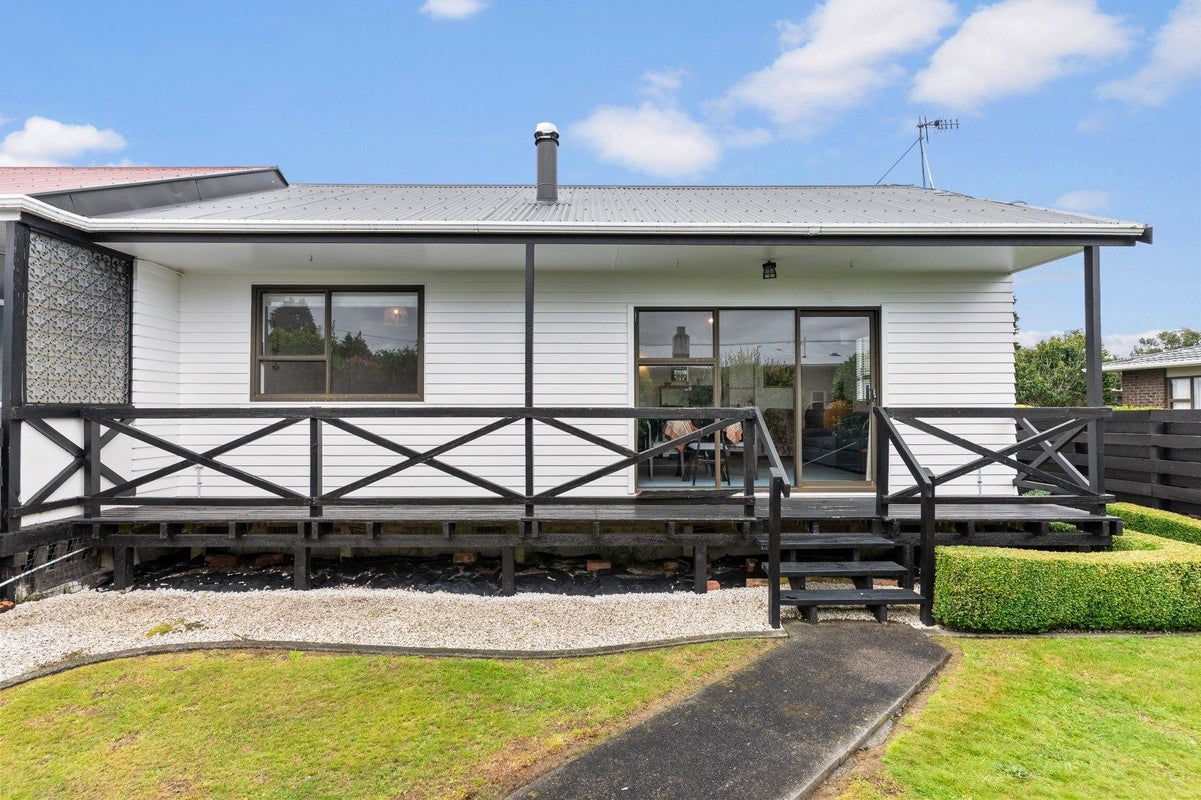 2/8 MURRAY ST, WALLACEVILLE, UPPER HUTT - Carousel 1