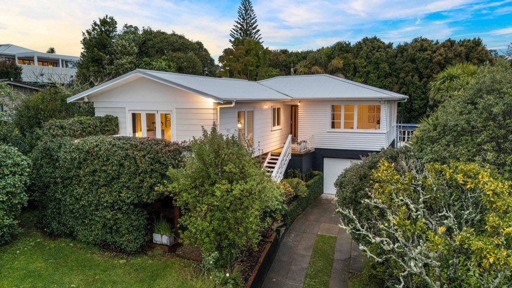 4 Dakota Avenue, Beach Haven, Auckland - Carousel 1