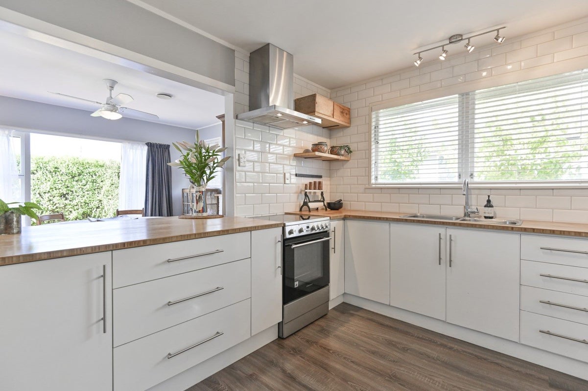 221 Tudor Avenue, Mayfair, Hastings - Carousel 1