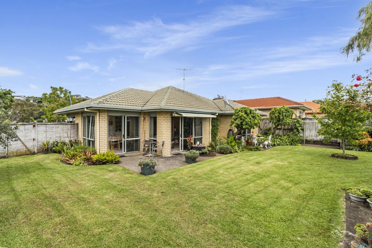 9 Amberley Crescent, Bethlehem, Tauranga - Carousel 1
