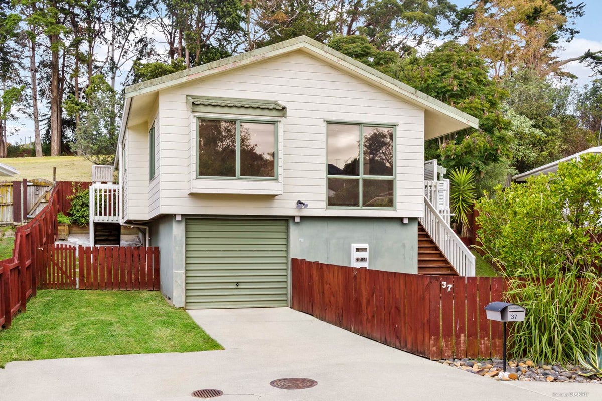 37 Loughanure Place, Massey, Auckland - Carousel 1