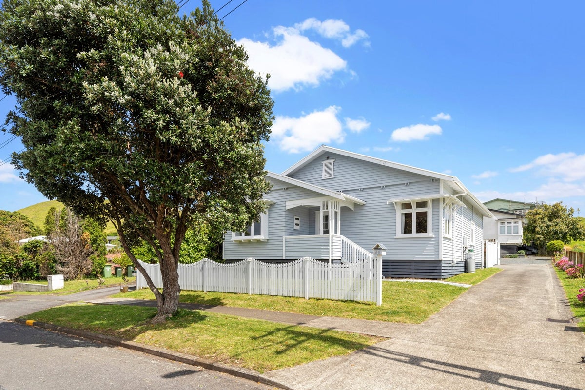 24 Mountain Road, Mangere Bridge, Auckland - Carousel 2