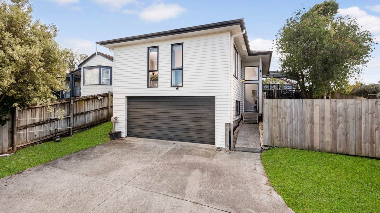 52A Keegan Drive, Massey, Auckland - Carousel 1