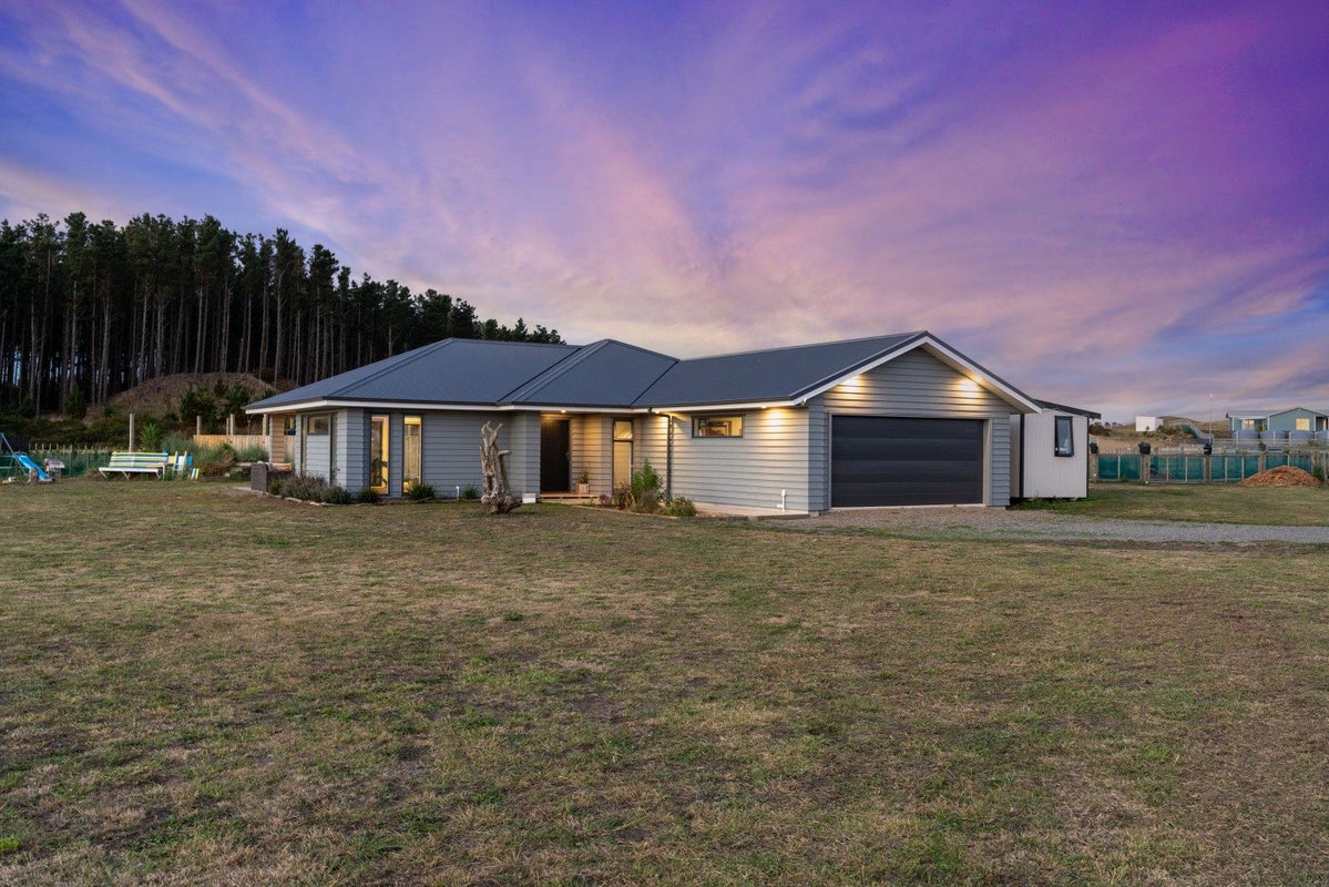 21 Mowhia Grove, Waitarere, Levin - Carousel 1