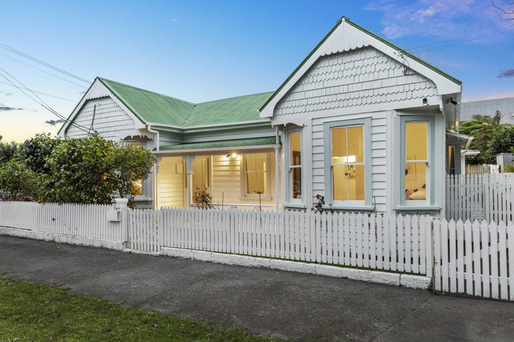 33 Kowhai Street, Mount Eden, Auckland - Carousel 1