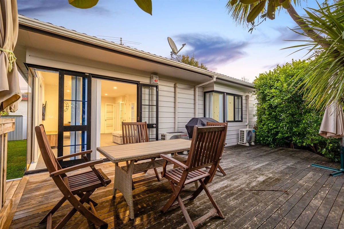 2/54 Granville Drive, Massey, Auckland - Carousel 1