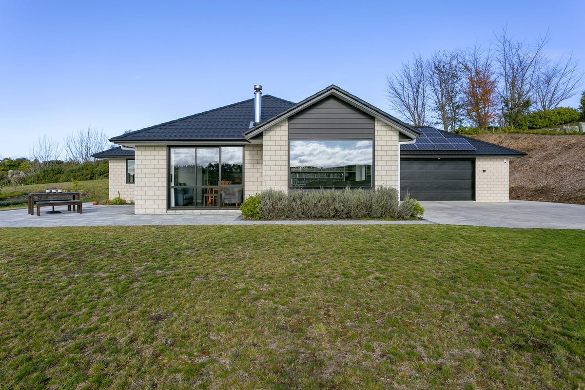 20 Stewart Glen, Acacia Bay, Taupo - Carousel 1