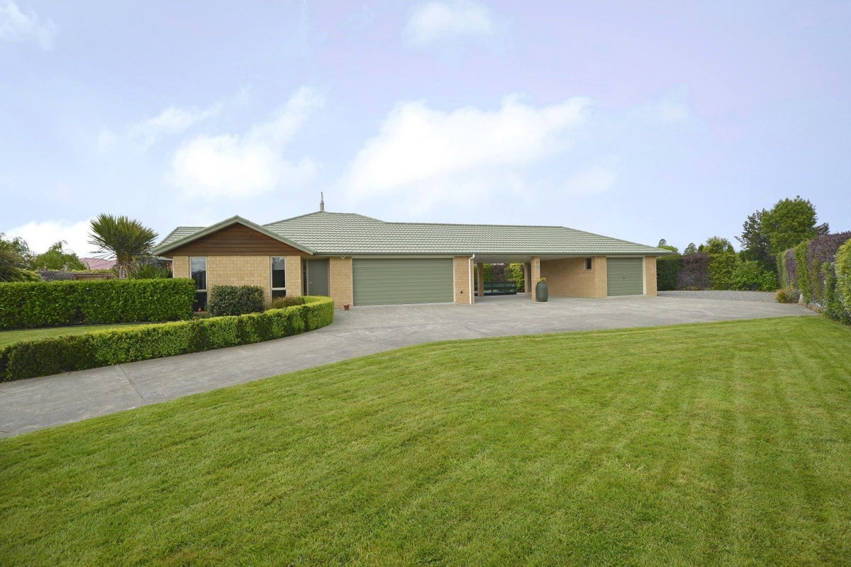 24 Mill Grove, Clareville, Carterton - Carousel 2