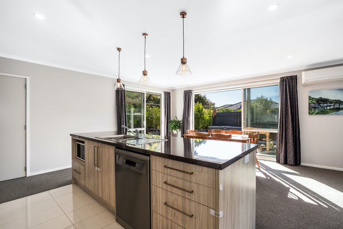 31 Banks Boulevard, Whitby, Porirua - Carousel 2