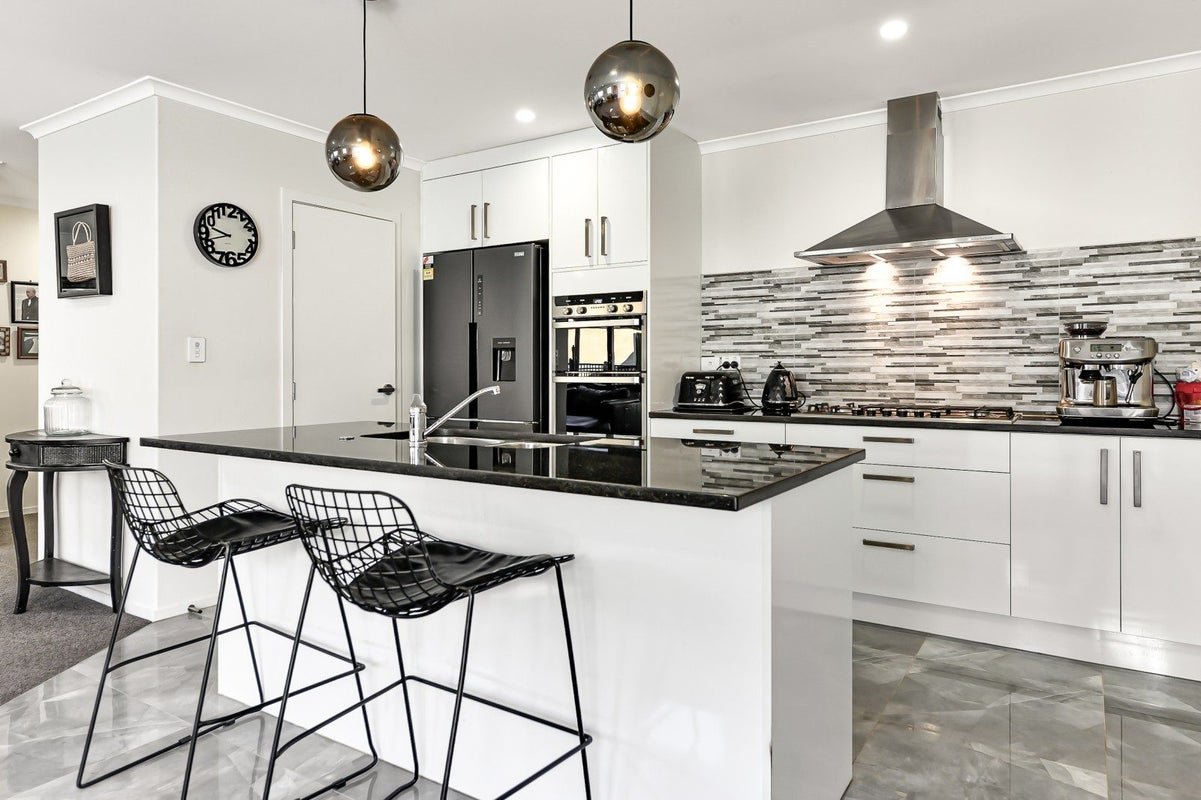 11 Blackwood Crescent, Glenview, Hamilton - Carousel 2