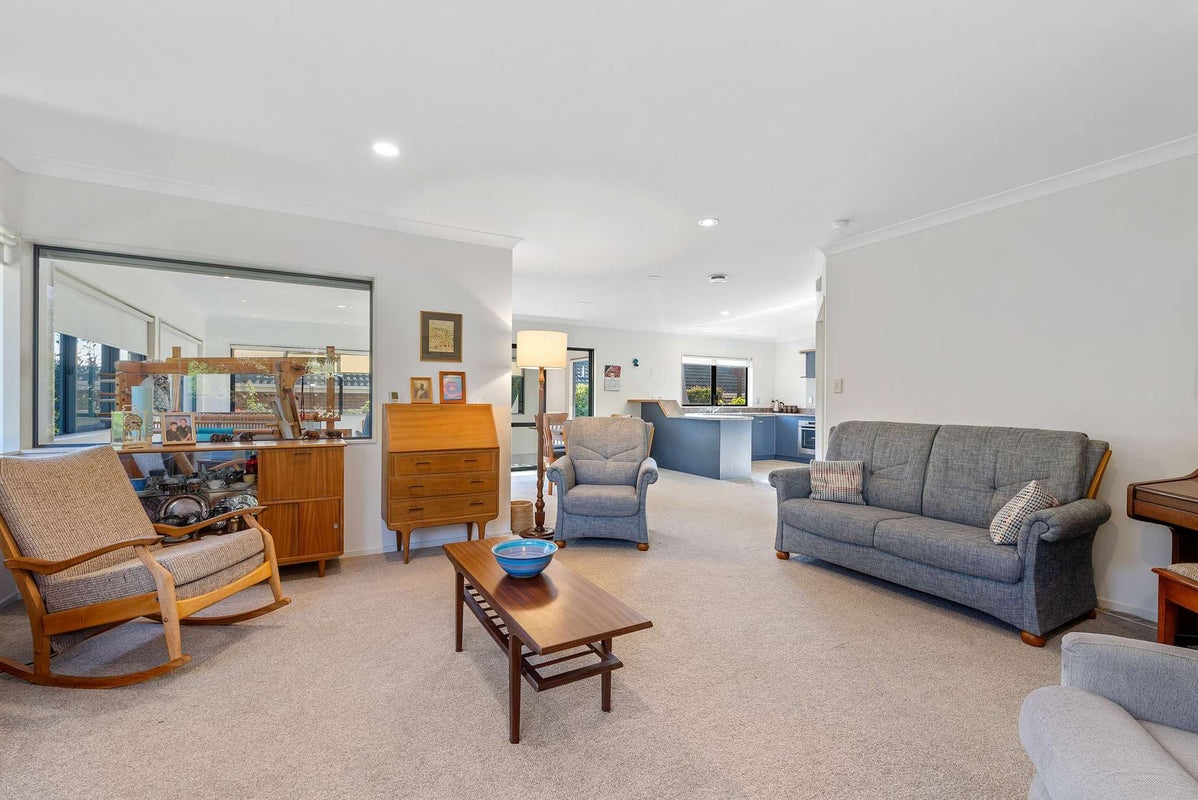 2 Hayward Rise, Owhata, Rotorua - Carousel 1