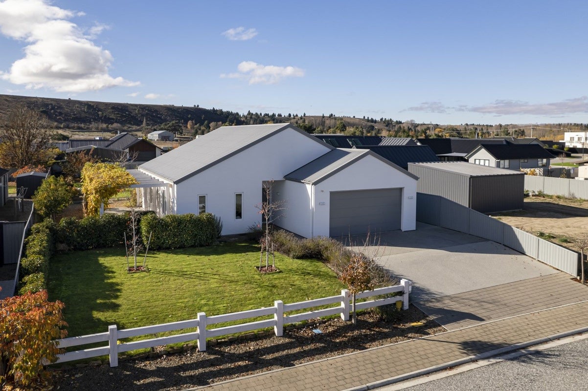 33 Chandler Crescent, Clyde, Clyde - Carousel 1