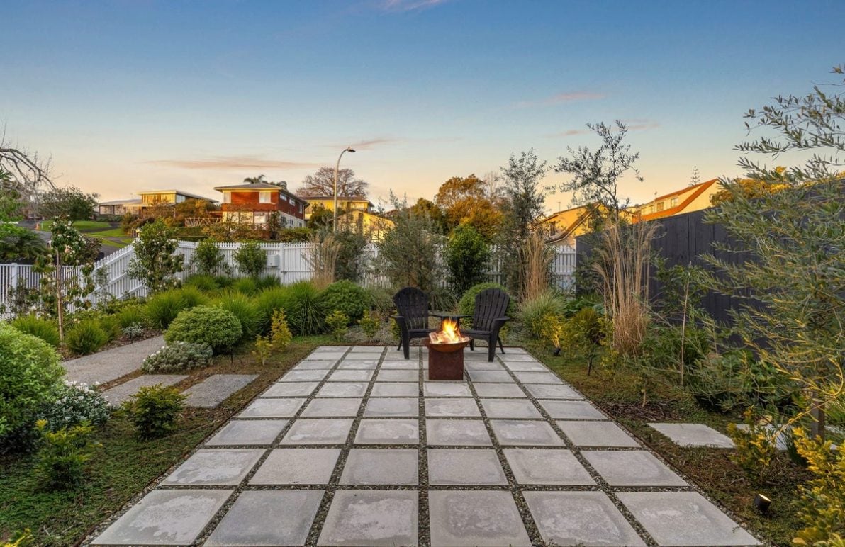 16 Pickwick Parade, Mellons Bay, Auckland - Carousel 2