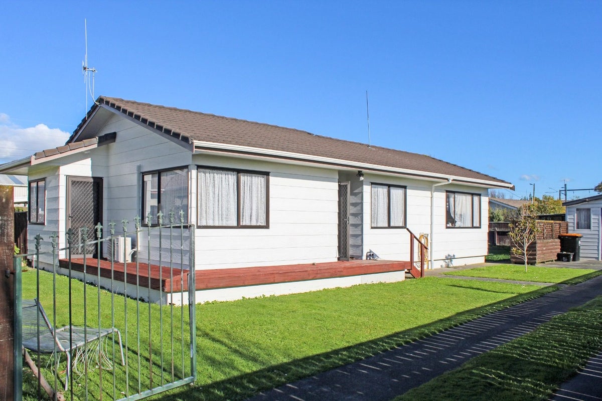 74 Geraldine Crescent, Cloverlea, Palmerston North - Carousel 1