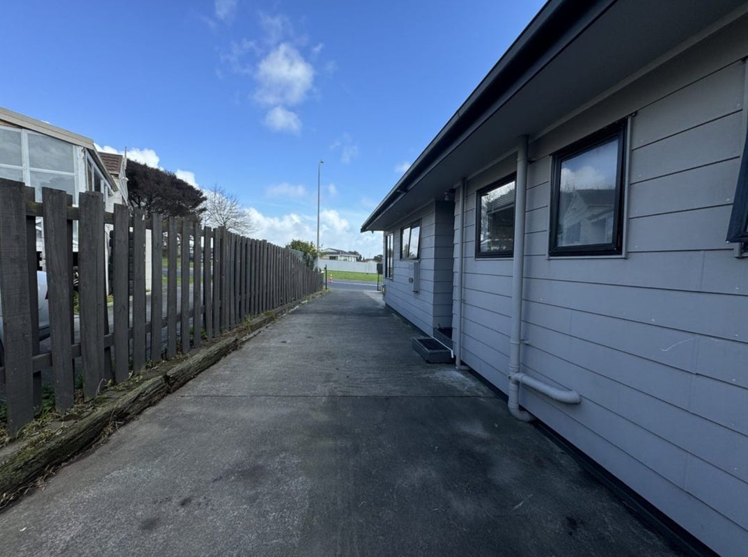 51 Hollyford Drive, Clover Park, Auckland - Carousel 19