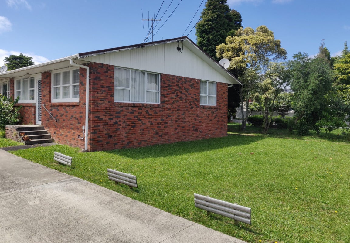 105 Te Atatu Road, Te Atatu South, Auckland - Carousel 1