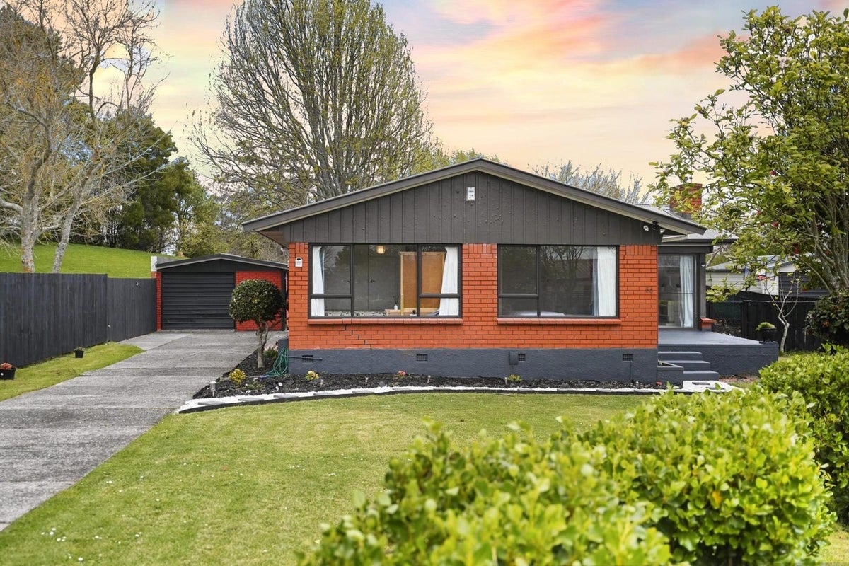 59 Resthill Crescent, Glenview, Hamilton - Carousel 1