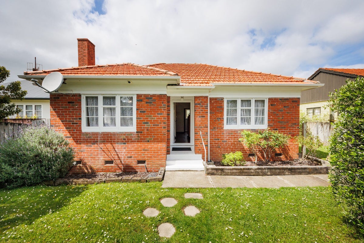 210 College Street, West End, Palmerston North - Carousel 1