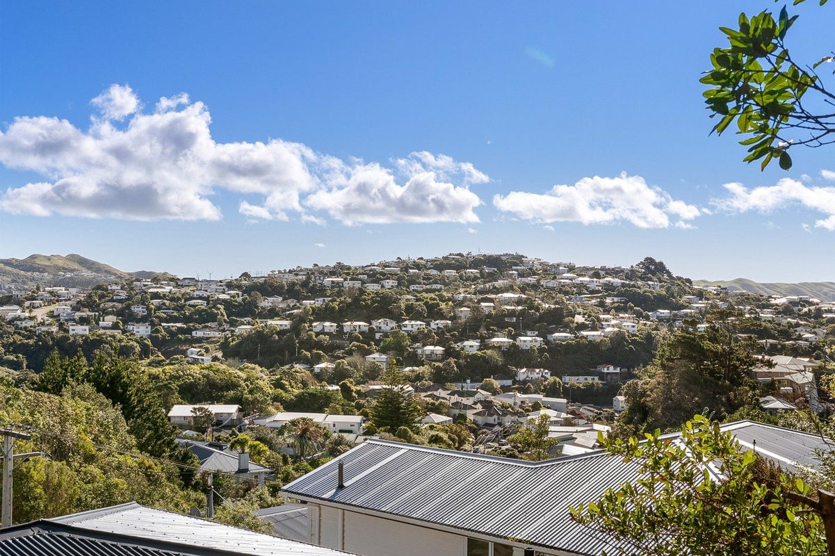 11 Lomond Street, Newlands, Wellington - Carousel 2