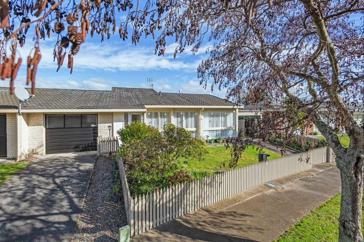 6 Pinedale Parade, Milson, Palmerston North - Carousel 2
