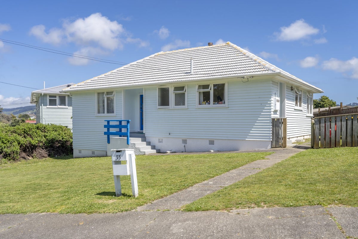 35 Cornwall Crescent, Cannons Creek, Porirua - Carousel 1