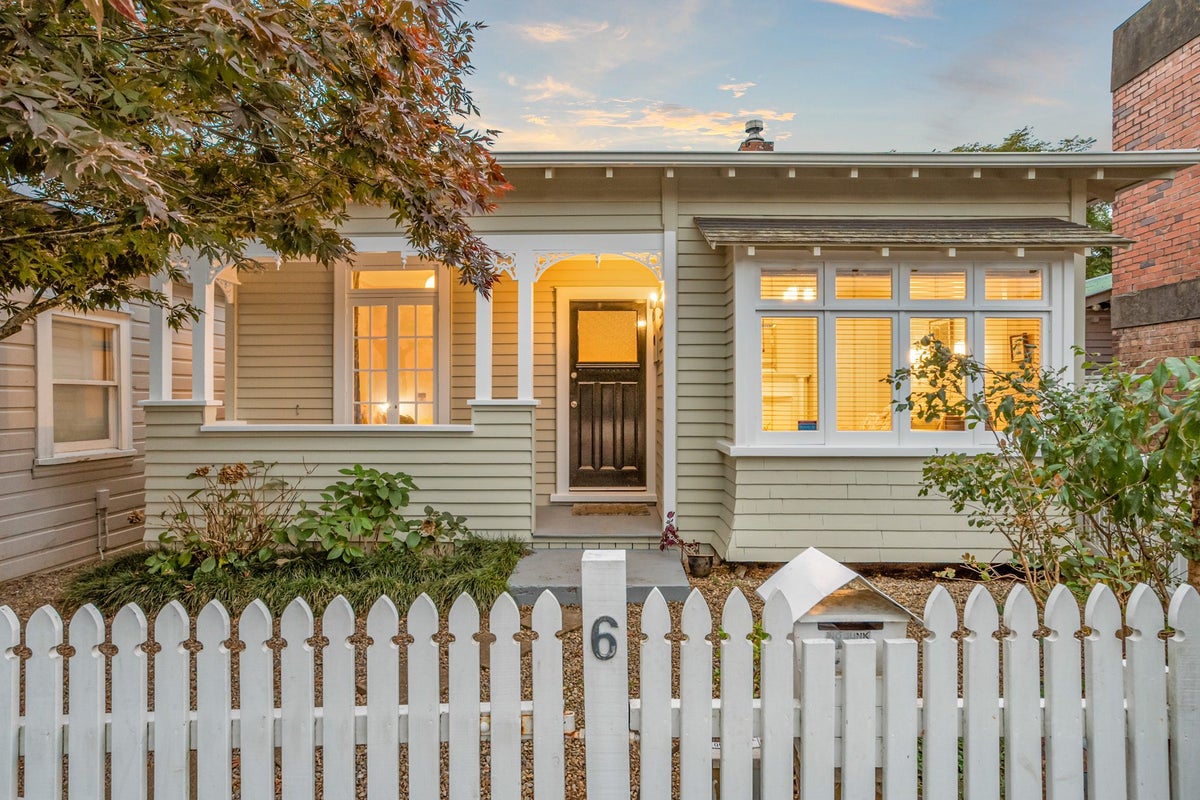 6 Graysons Lane, Mount Eden, Auckland - Carousel 1