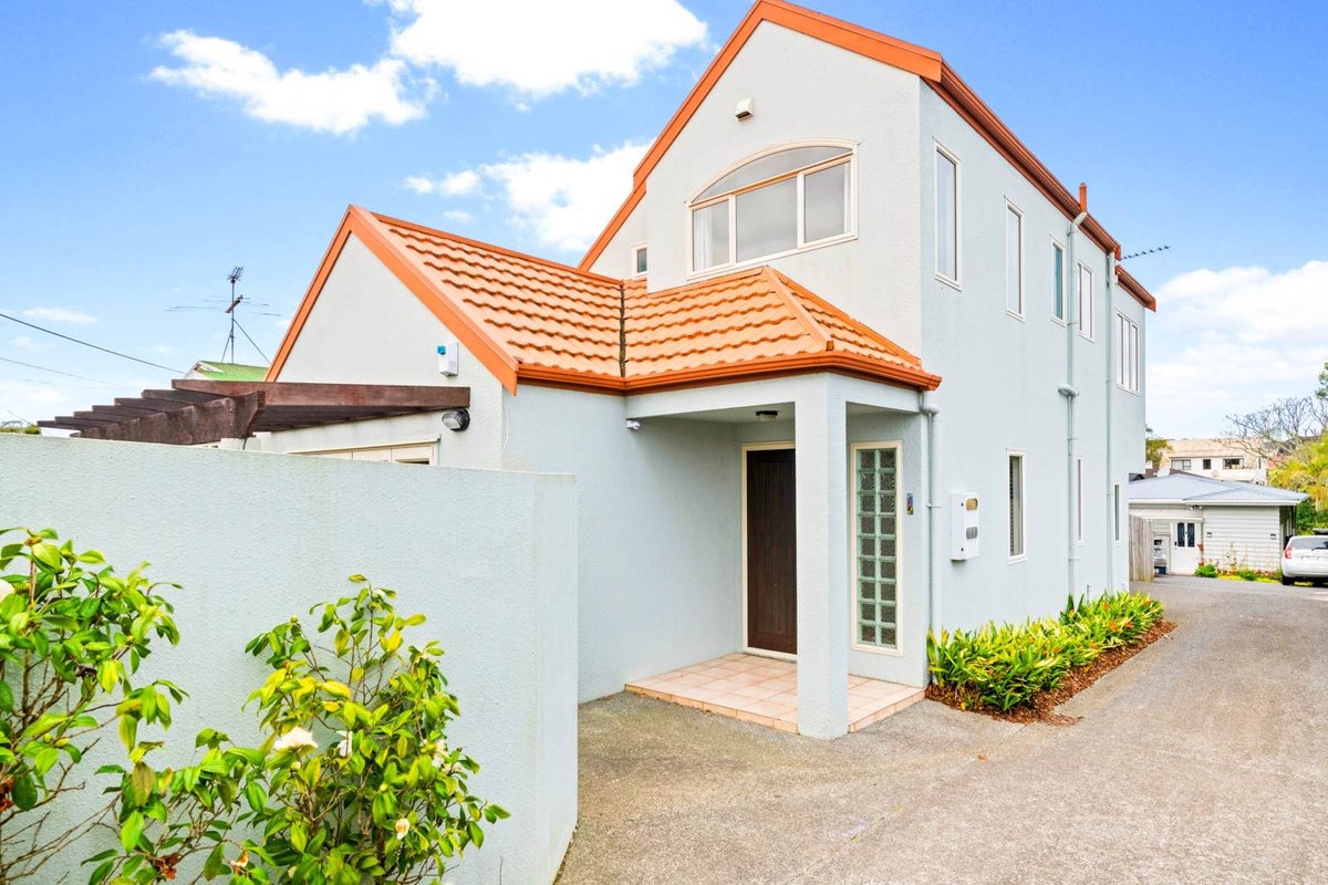 2/6 Nile Road, Milford, Auckland - Carousel 1